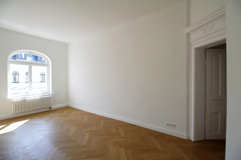 Exklusiv sanierte 4-Zimmer-Maisonette-Wohnung mit großem Wohnzimmer und zwei großen Balkonen — photo 1